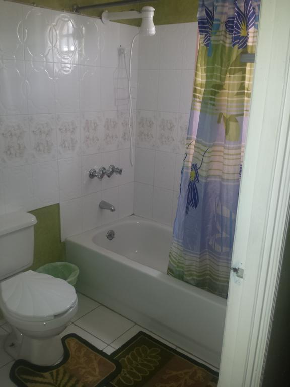 Impeccable Guest Rooms 2 Κίνγκστον Δωμάτιο φωτογραφία