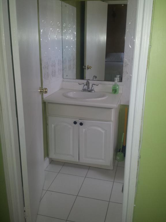 Impeccable Guest Rooms 2 Κίνγκστον Δωμάτιο φωτογραφία