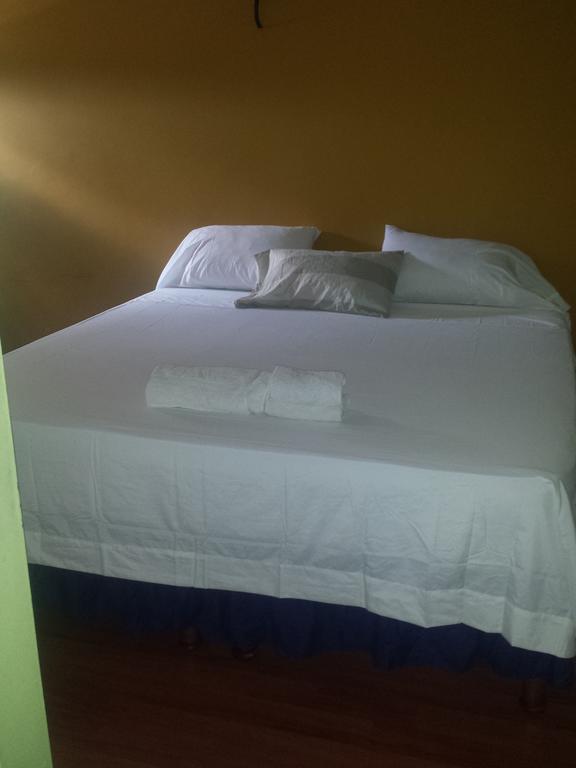 Impeccable Guest Rooms 2 Κίνγκστον Δωμάτιο φωτογραφία